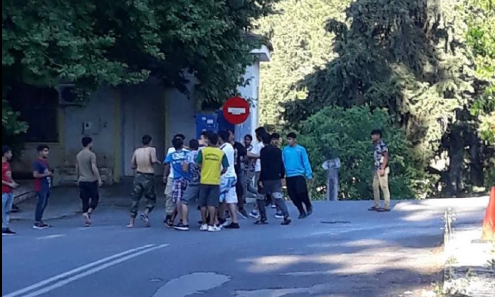 Εγκαταλείπουν τη Μαλακάσα οι κάτοικοι - Άγριες οδομαχίες μεταναστών